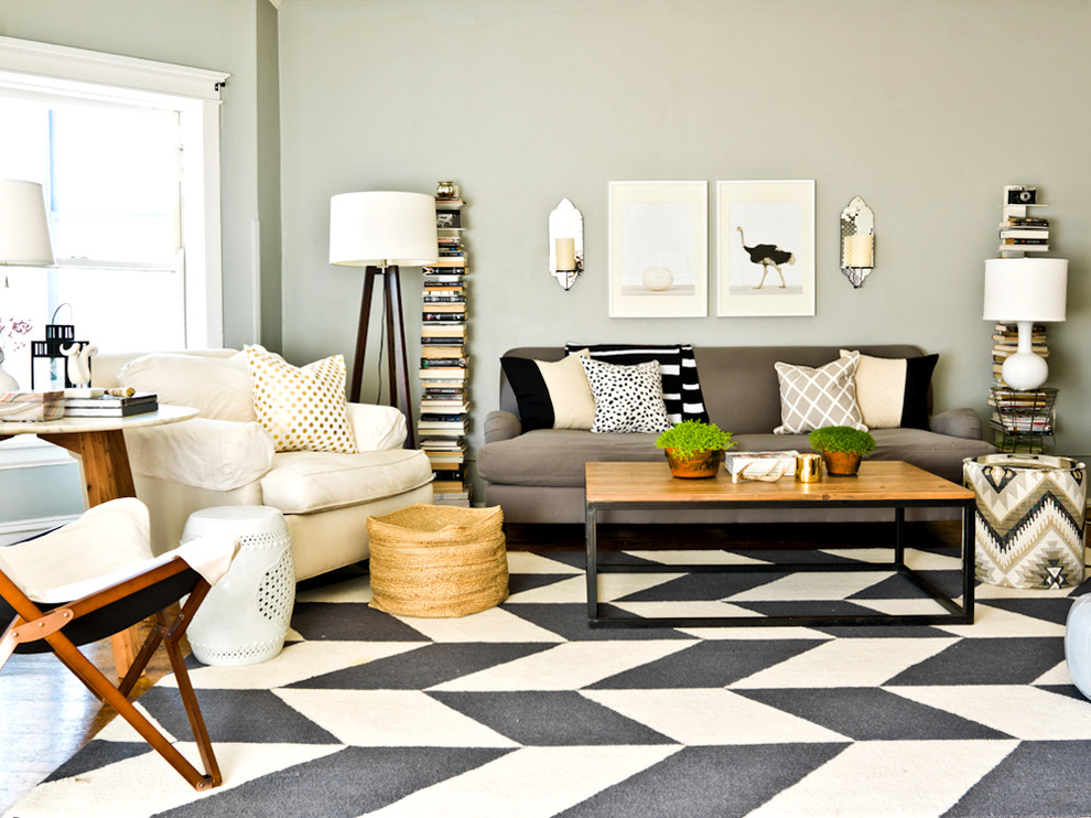 Свежая идея для дизайна: гостиная комната в современном стиле с зелеными стенами и ковром на полу - отличное фото интерьера