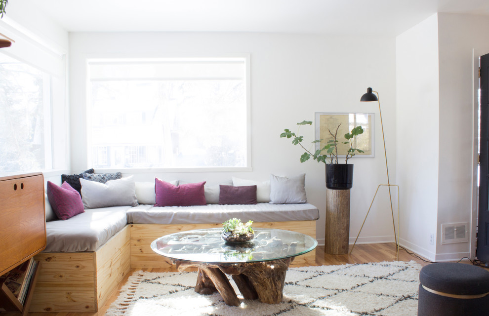 Esempio di un soggiorno bohémian di medie dimensioni con pareti bianche, pavimento in legno massello medio e nessuna TV