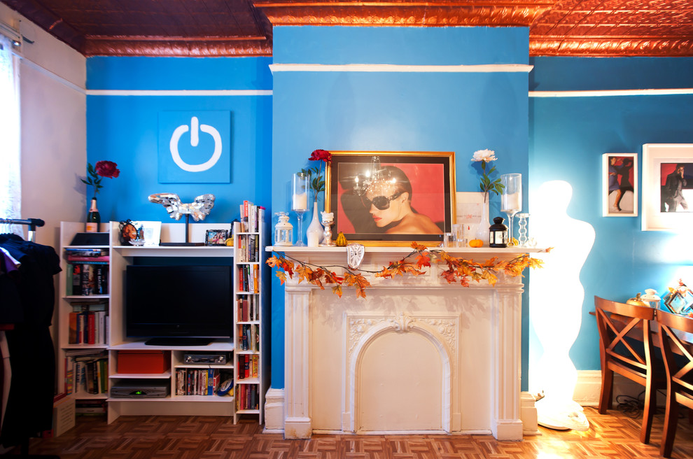 Свежая идея для дизайна: гостиная комната в стиле фьюжн с синими стенами, паркетным полом среднего тона и мультимедийным центром - отличное фото интерьера