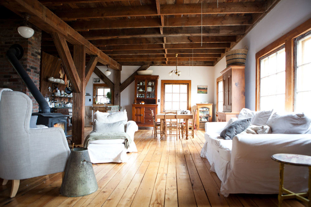 Cette photo montre un salon nature avec un mur blanc, un sol en bois brun et aucun téléviseur.