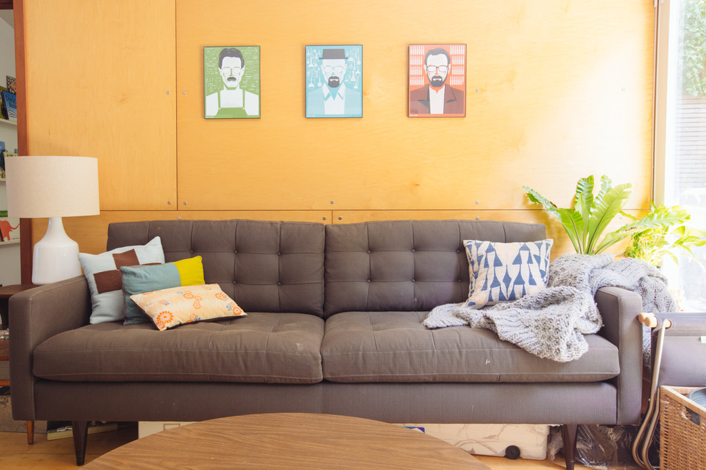 Example of a mid-century modern living room design in San Francisco