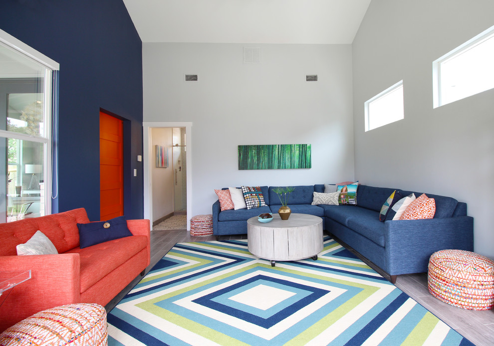 Идея дизайна: изолированная гостиная комната в современном стиле с разноцветными стенами и синим диваном без камина, телевизора