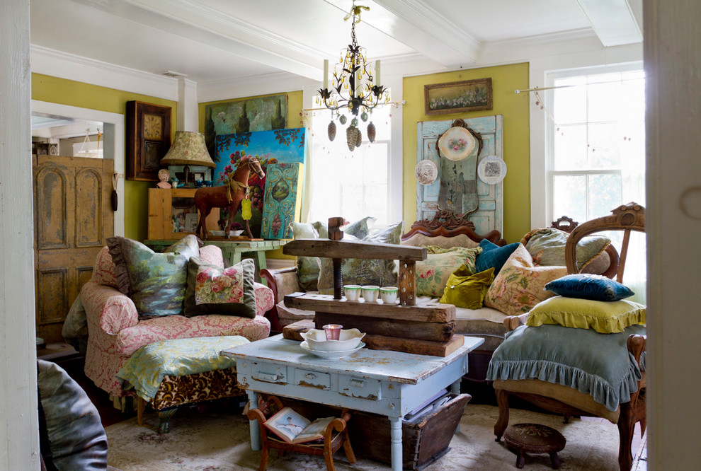 Repräsentatives, Fernseherloses, Abgetrenntes Shabby-Look Wohnzimmer mit gelber Wandfarbe in New York