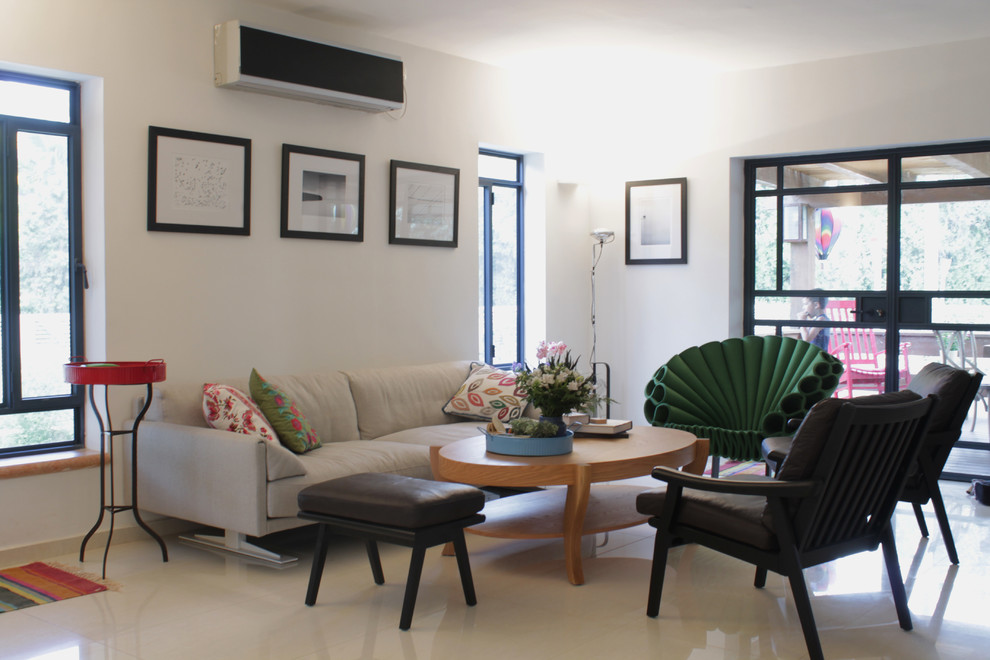 Example of an eclectic living room design in Tel Aviv with white walls