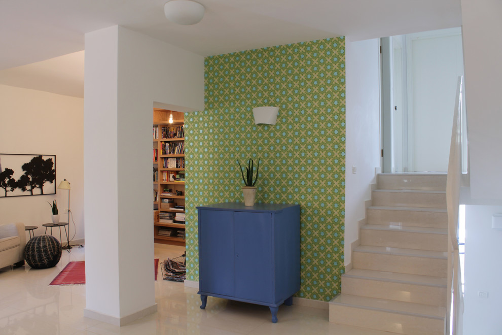 Example of an eclectic living room design in Tel Aviv