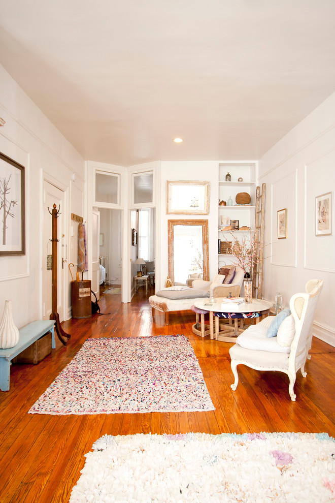 Fernseherloses, Abgetrenntes Shabby-Style Wohnzimmer mit braunem Holzboden in New York