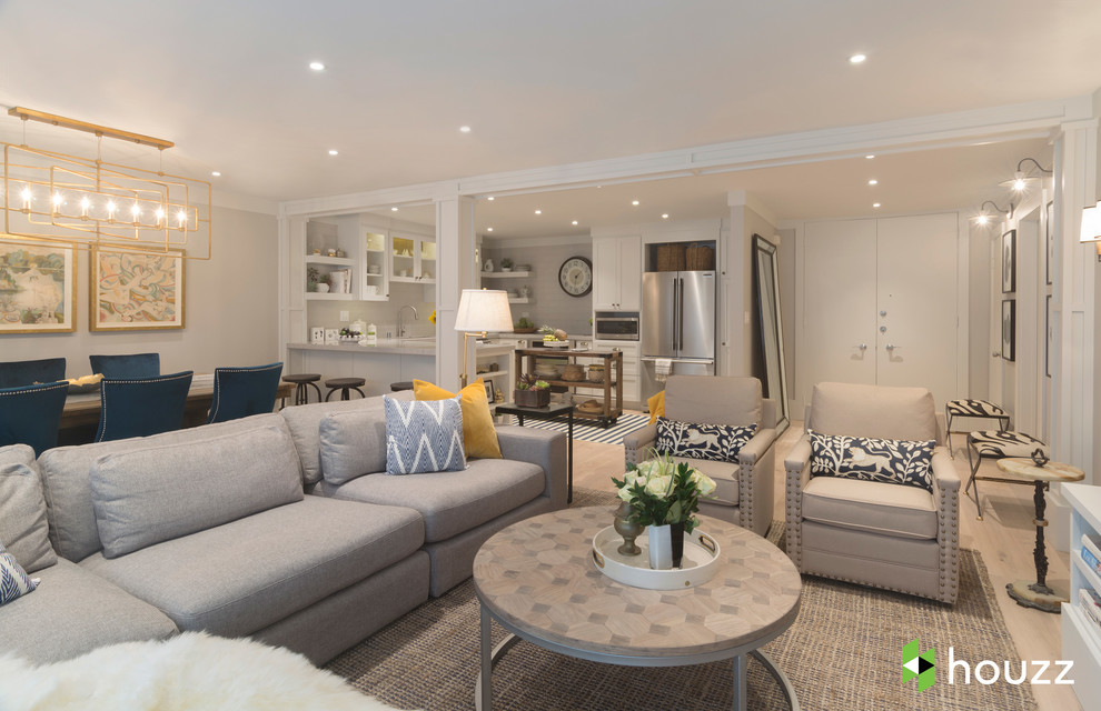 Esempio di un soggiorno classico aperto con pareti grigie, parquet chiaro e pavimento beige