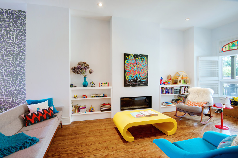 Mittelgroßes, Fernseherloses, Offenes Modernes Wohnzimmer mit weißer Wandfarbe, braunem Holzboden, Gaskamin und verputzter Kaminumrandung in Toronto