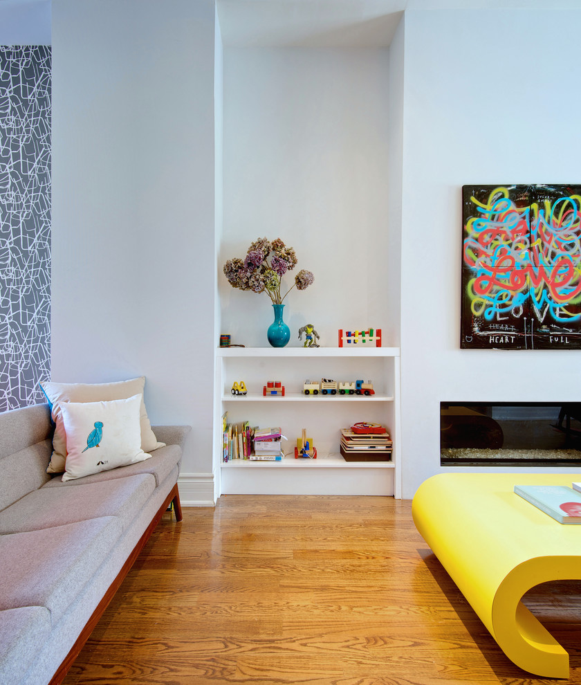 Imagen de salón abierto actual de tamaño medio sin televisor con paredes blancas, suelo de madera en tonos medios, chimenea lineal y marco de chimenea de yeso