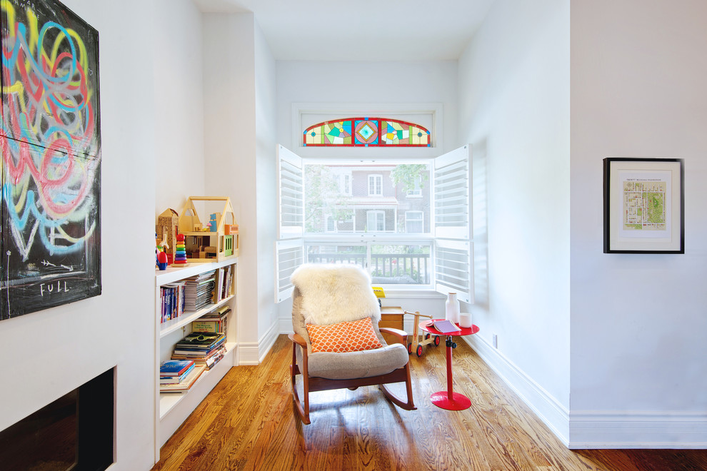 Ejemplo de salón clásico de tamaño medio con paredes blancas y suelo de madera en tonos medios