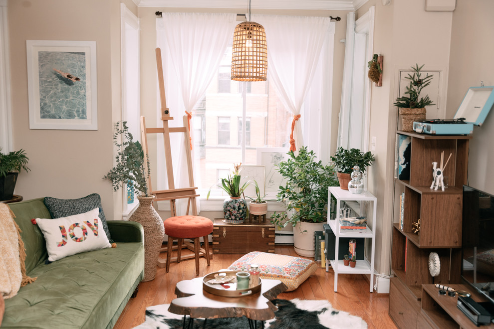 Stilmix Wohnzimmer mit beiger Wandfarbe, braunem Holzboden, freistehendem TV und braunem Boden in Washington, D.C.