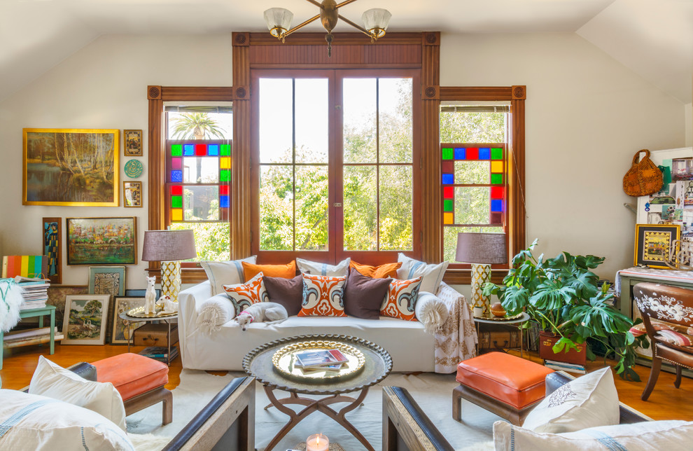 Eklektisches Wohnzimmer mit beiger Wandfarbe und braunem Holzboden in Los Angeles