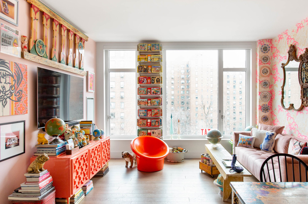 Ispirazione per un soggiorno boho chic aperto con pareti multicolore, pavimento in legno massello medio, TV a parete e pavimento marrone