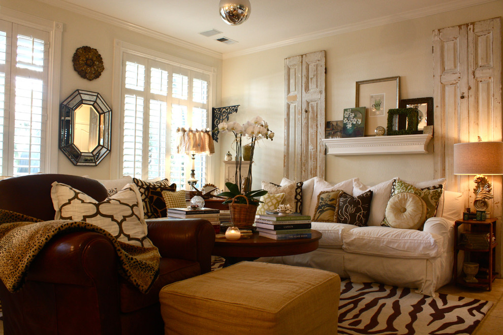 На фото: гостиная комната в стиле шебби-шик с бежевыми стенами