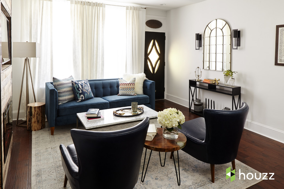 Идея дизайна: гостиная комната в стиле неоклассика (современная классика) с белыми стенами, темным паркетным полом и коричневым полом
