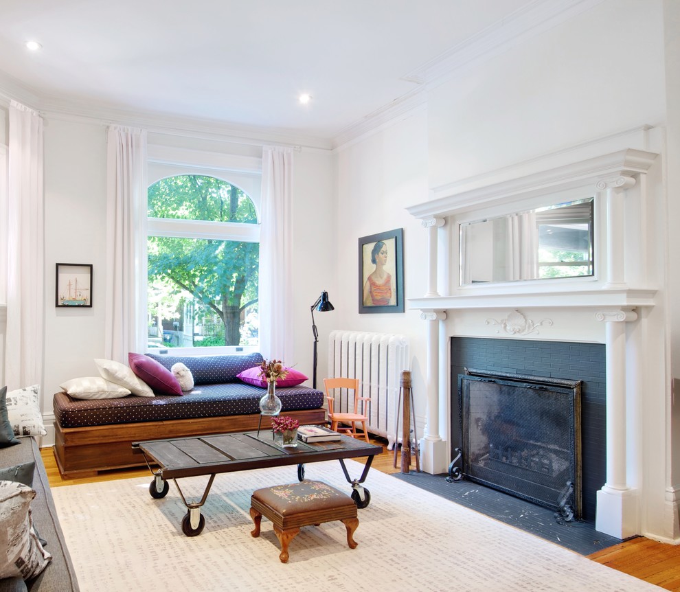 Repräsentatives, Fernseherloses, Abgetrenntes Klassisches Wohnzimmer mit weißer Wandfarbe, braunem Holzboden und Kamin in Toronto