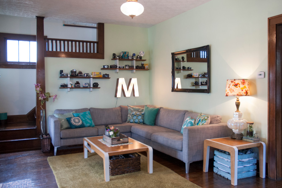 Mittelgroßes, Repräsentatives, Abgetrenntes Stilmix Wohnzimmer mit grüner Wandfarbe, dunklem Holzboden und freistehendem TV in Kolumbus