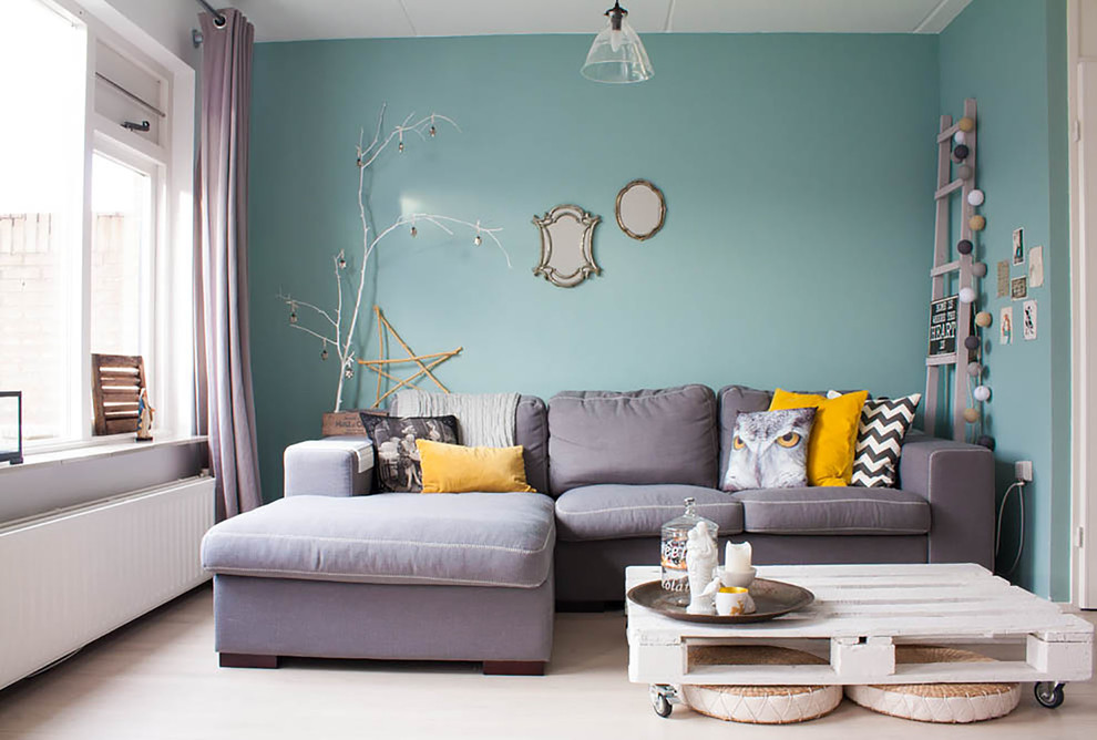 Esempio di un soggiorno minimal chiuso con pareti blu