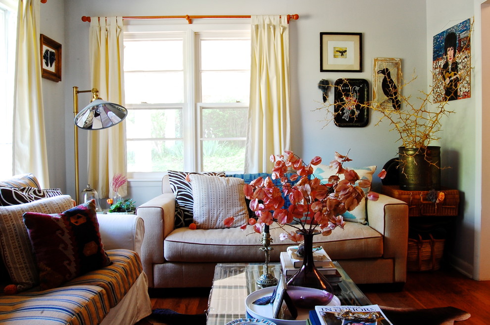Foto på ett mellanstort eklektiskt separat vardagsrum, med vita väggar och mellanmörkt trägolv