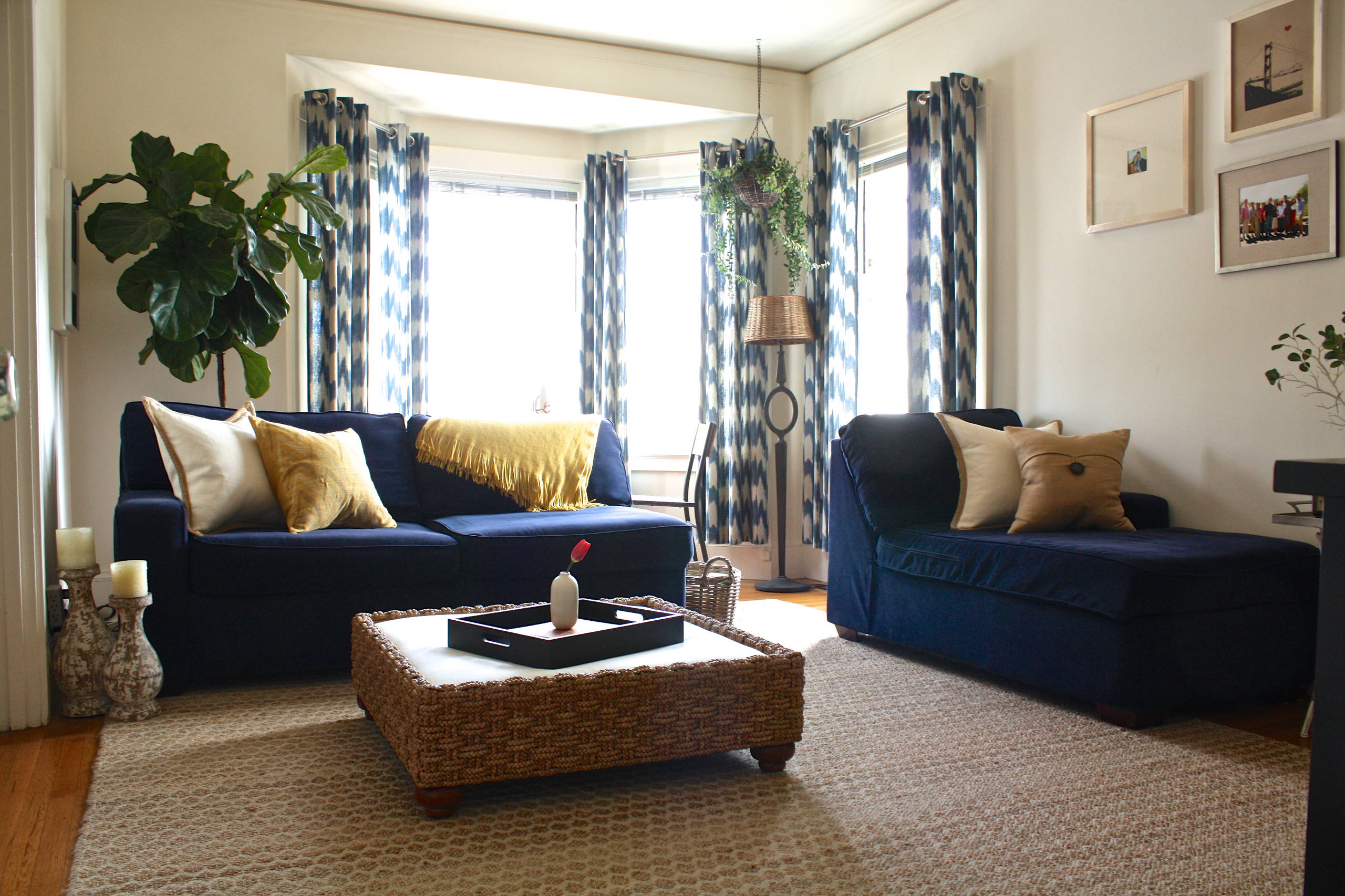 Синий диван в маленькой комнате
