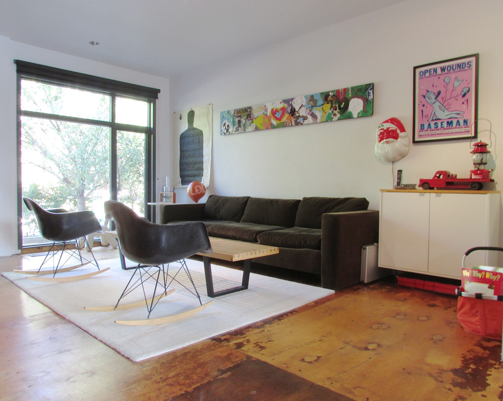 Immagine di un soggiorno contemporaneo con pavimento in compensato e pareti bianche