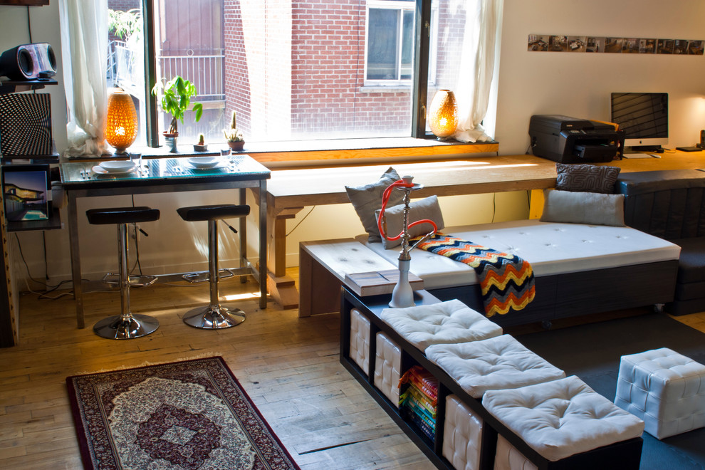 Example of a trendy living room design in Montreal