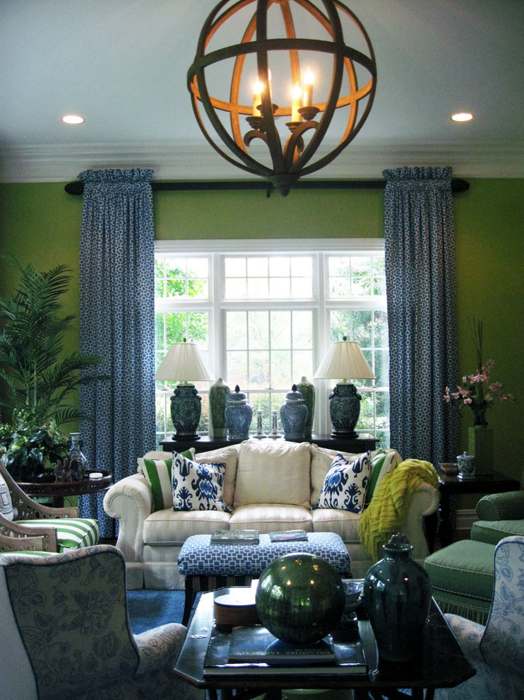 На фото: гостиная комната в классическом стиле с синими шторами с