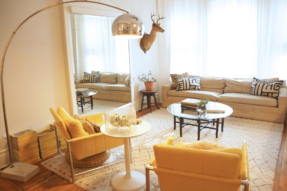 Abgetrenntes Retro Wohnzimmer mit braunem Holzboden in Chicago