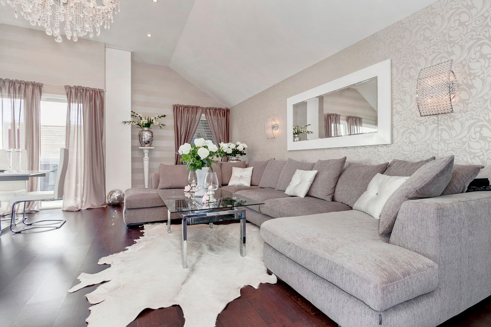 Пример оригинального дизайна: гостиная комната в современном стиле с серыми стенами и красивыми шторами