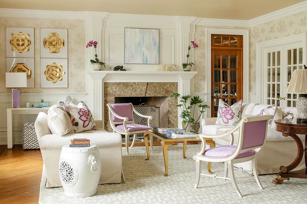 Ispirazione per un soggiorno classico con sala formale, camino classico, pavimento in legno massello medio e pareti beige