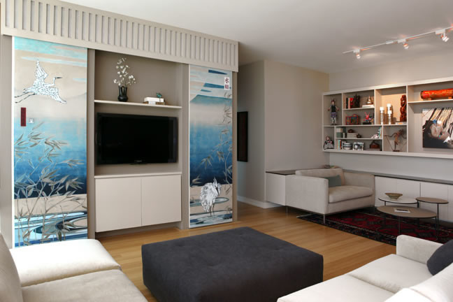 Cette photo montre un salon éclectique avec un mur bleu et un téléviseur encastré.