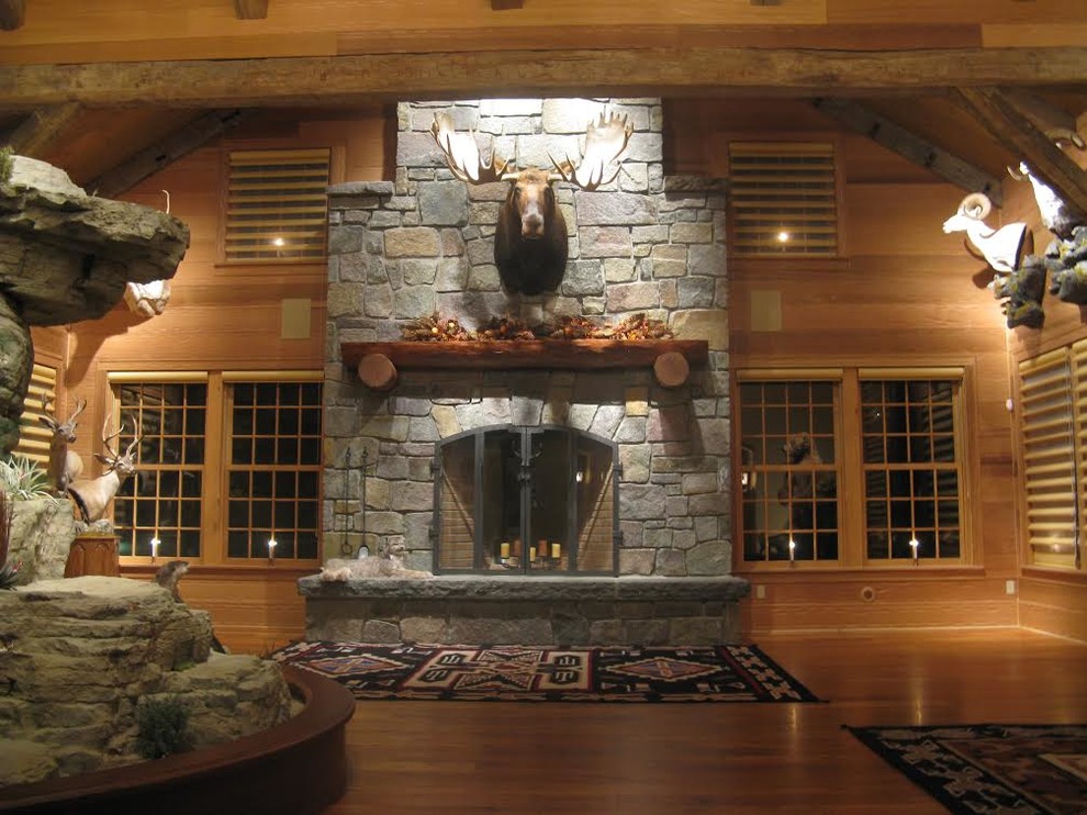 Источник вдохновения для домашнего уюта: большая открытая гостиная комната в стиле кантри с паркетным полом среднего тона, стандартным камином и фасадом камина из камня
