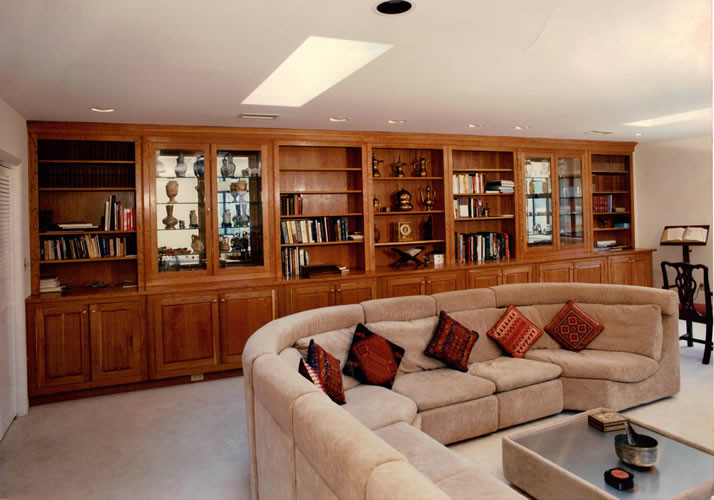 Foto di un soggiorno stile americano di medie dimensioni e chiuso con libreria e pareti beige