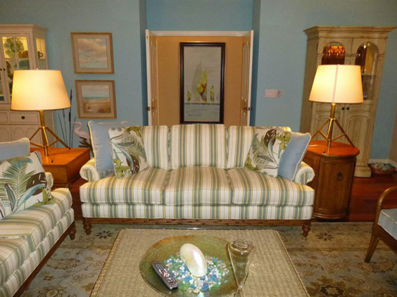 Exemple d'un salon exotique de taille moyenne avec un mur bleu, un sol en bois brun et un sol marron.