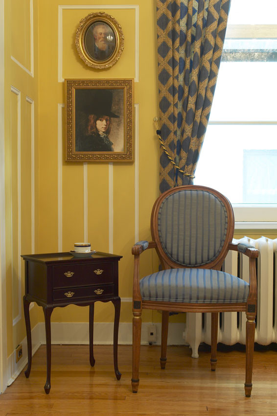 Идея дизайна: парадная, открытая гостиная комната среднего размера в викторианском стиле с желтыми стенами, паркетным полом среднего тона и коричневым полом без камина, телевизора