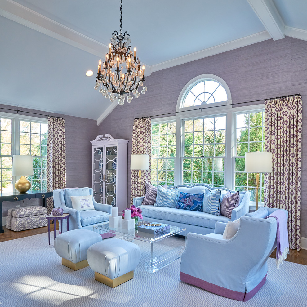 Esempio di un soggiorno classico con pareti viola, parquet scuro e pavimento marrone