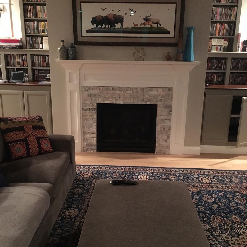 Mittelgroßes, Offenes Klassisches Wohnzimmer mit grauer Wandfarbe, hellem Holzboden, Kamin, Kaminumrandung aus Stein und beigem Boden in Boston