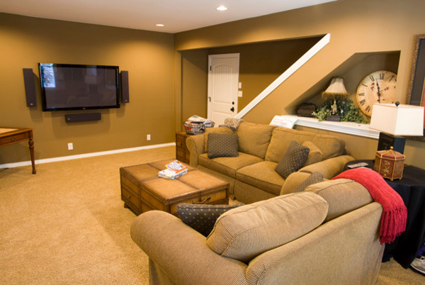 Пример оригинального дизайна: маленькая изолированная гостиная комната в классическом стиле с коричневыми стенами, ковровым покрытием и телевизором на стене для на участке и в саду