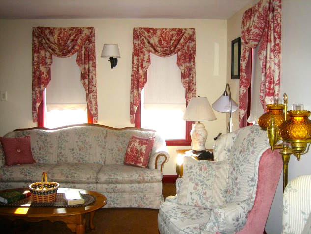 Photo of a small traditional enclosed living room in Philadelphia with beige walls and carpet.