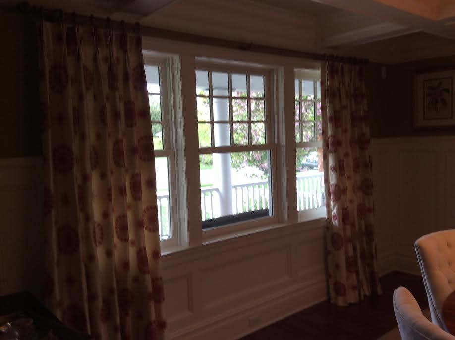 Источник вдохновения для домашнего уюта: изолированная гостиная комната среднего размера в классическом стиле с зелеными стенами без камина