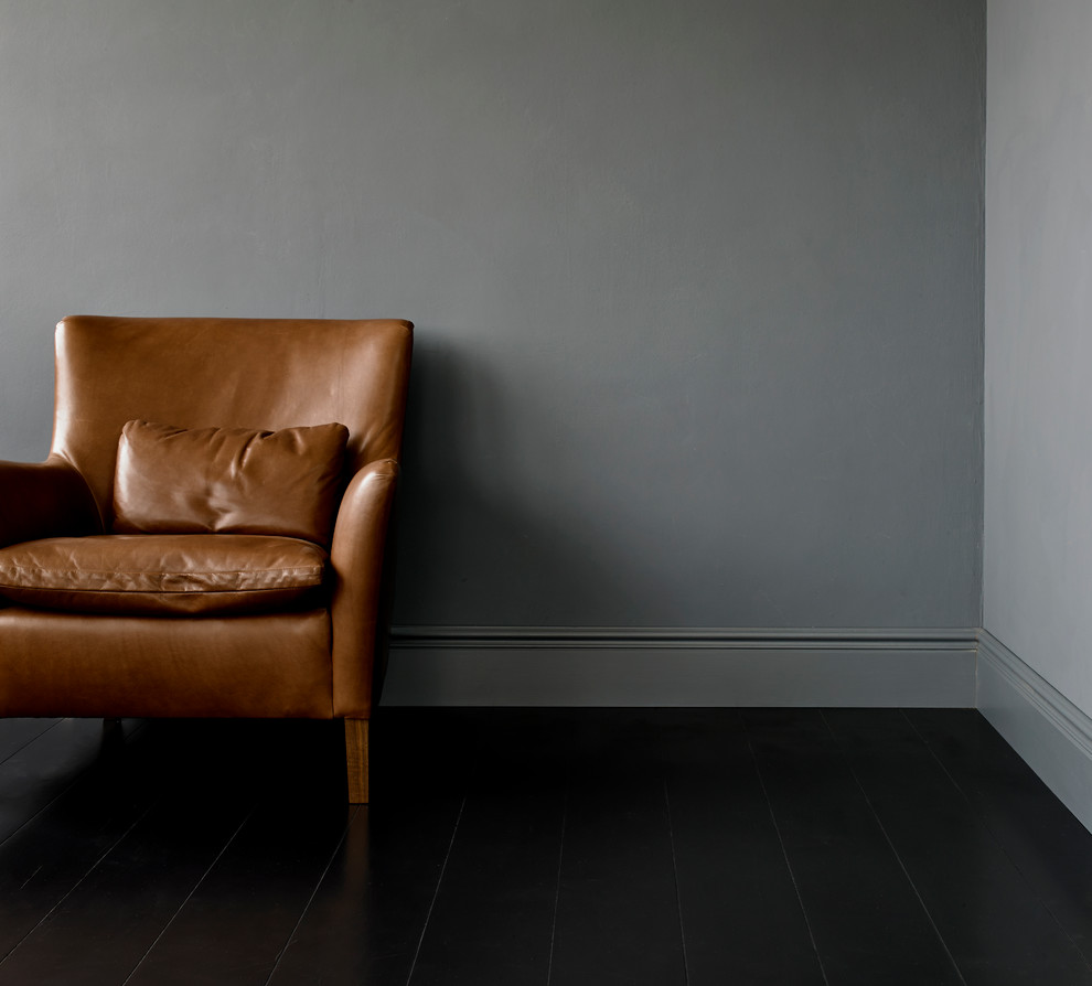 На фото: гостиная комната в стиле модернизм с серыми стенами и деревянным полом с