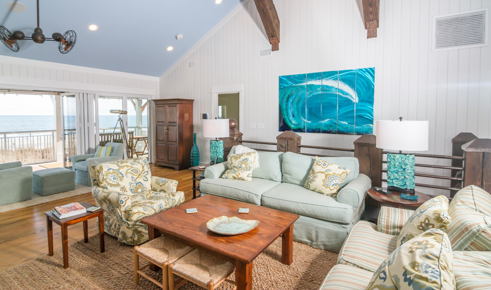 Стильный дизайн: гостиная комната в морском стиле с белыми стенами и паркетным полом среднего тона - последний тренд