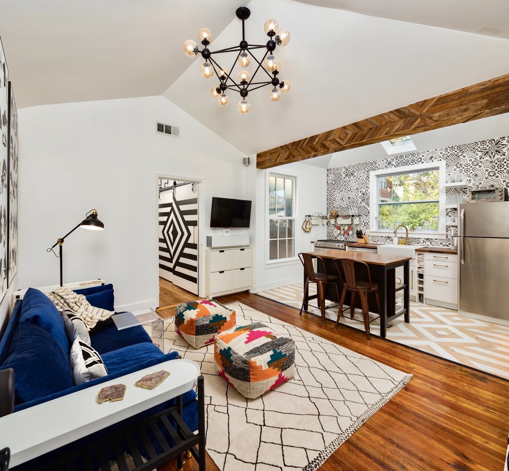 Foto di un soggiorno classico aperto con pareti bianche, parquet scuro e pavimento marrone