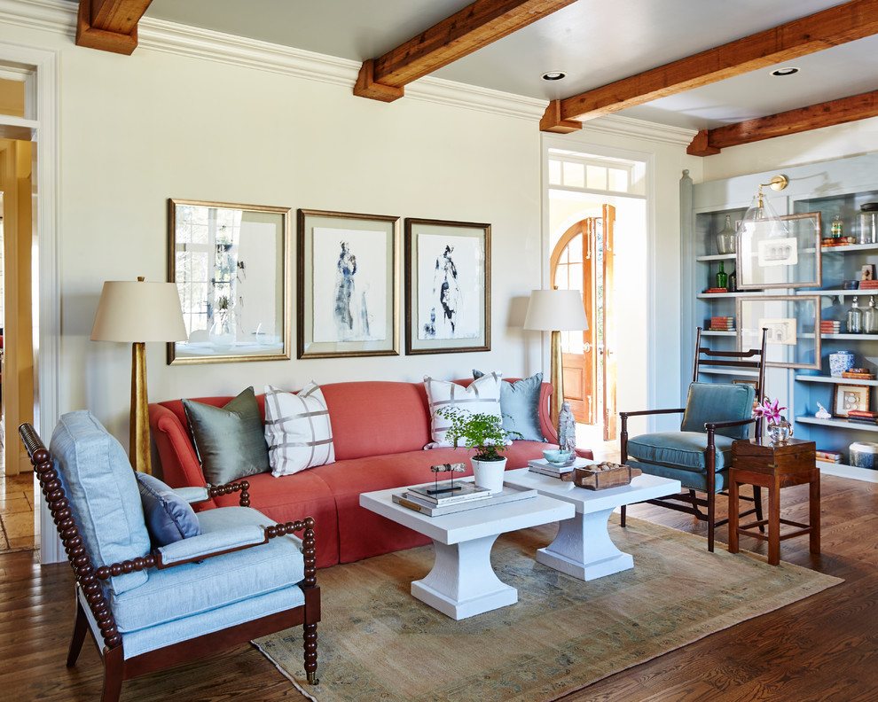 Immagine di un soggiorno chic con pareti beige, pavimento in legno massello medio e pavimento marrone
