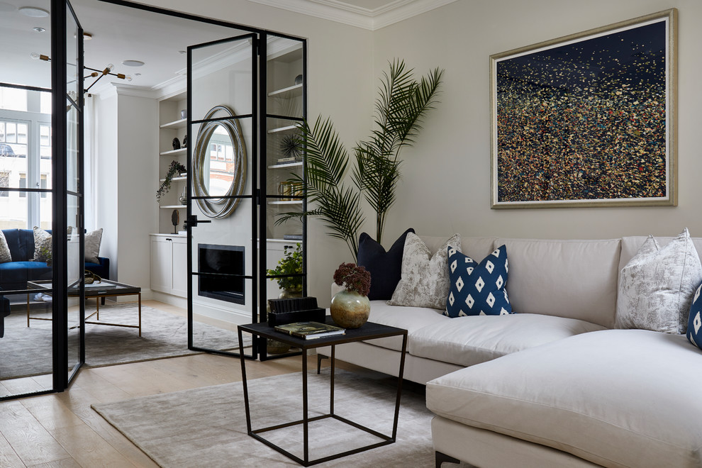 Стильный дизайн: изолированная гостиная комната в стиле неоклассика (современная классика) с серыми стенами и светлым паркетным полом - последний тренд