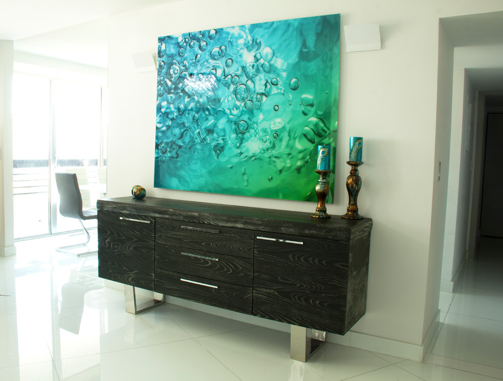 Modern inredning av ett stort allrum med öppen planlösning, med ett finrum, flerfärgade väggar, marmorgolv och en fristående TV