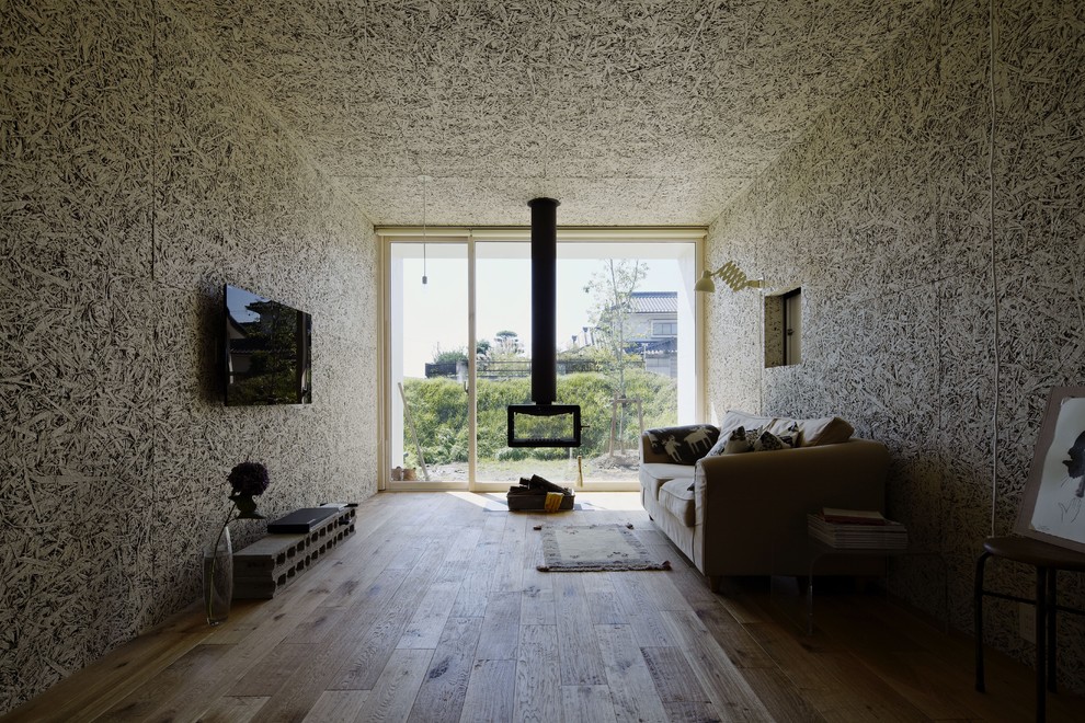 Cette photo montre un petit salon moderne avec cheminée suspendue.