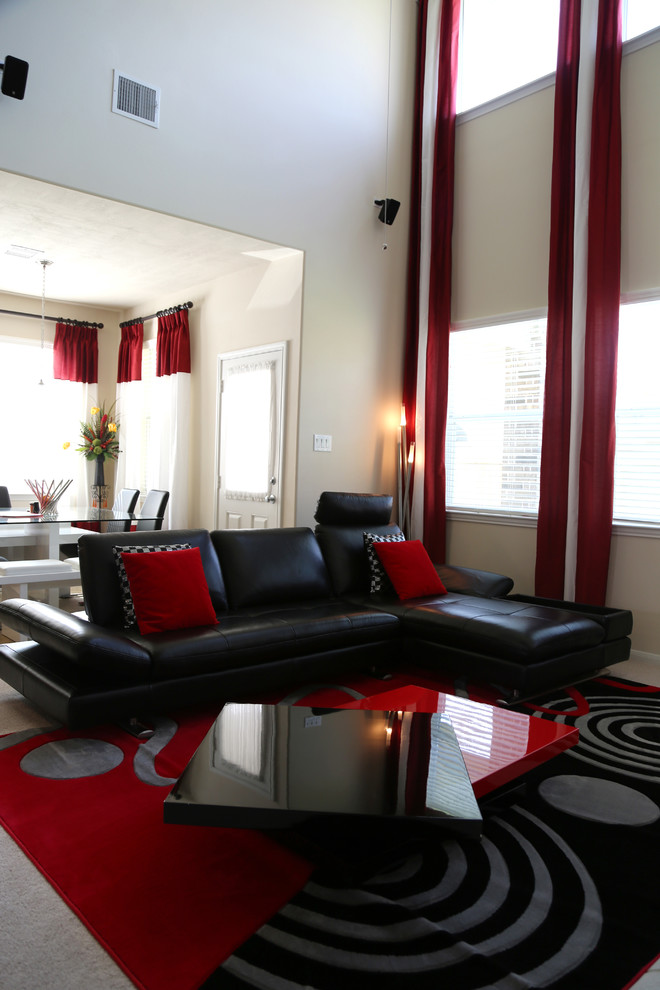 На фото: большая открытая гостиная комната в современном стиле с бежевыми стенами и ковровым покрытием с