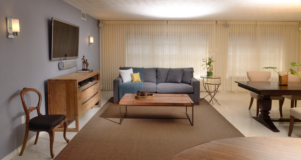 Immagine di un grande soggiorno contemporaneo aperto con pareti viola, pavimento in marmo e TV a parete