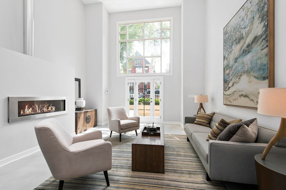 Foto de salón clásico renovado con paredes blancas, moqueta, chimenea lineal y suelo gris